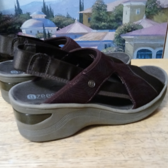 Bzees Dashing Shoot Sandals w/Cloud Tech Size 7.5 Women, FABULOUS GIFT GIVING - Picture 9 of 9